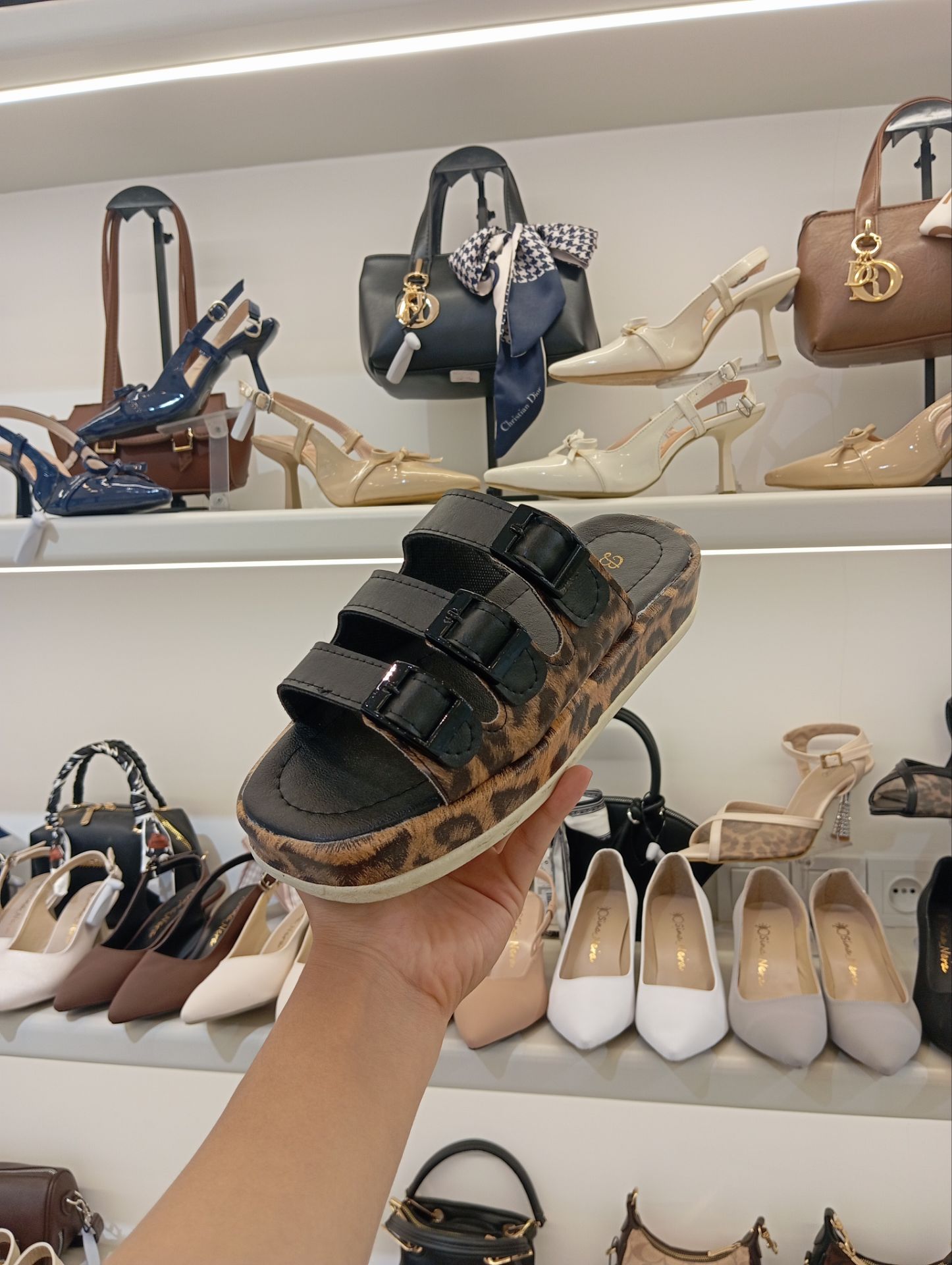 صندل سه سگگ پلنگی  کیفیت عالی با ضمانت قالب استاندارد و راحت  🌌🍒🌈🛍ویدا