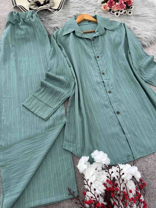 ست مانتو و شلوار کراش 🌿 با رنگ بندی و کیفیت عالی ✅والی18372